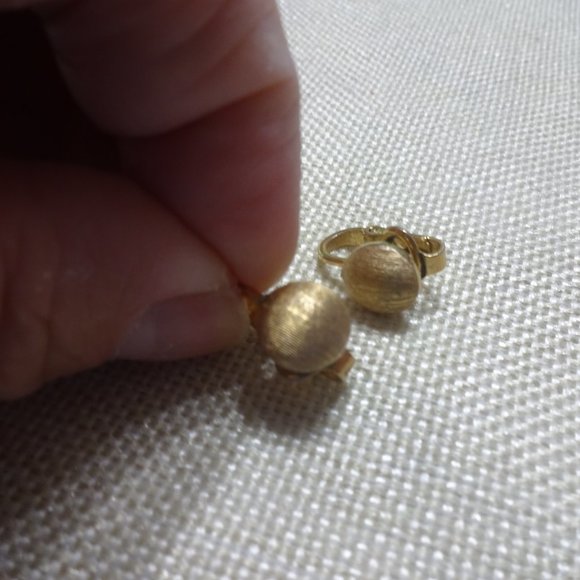 Vintage "TRIFARI CROWN" Button Brushed Gold Clip-On Earrings #262B - Picture 2 of 3